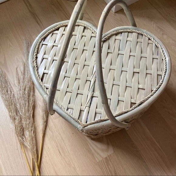 Large Wicker Heart Basket | Bamboo handles - Picture 2 of 11